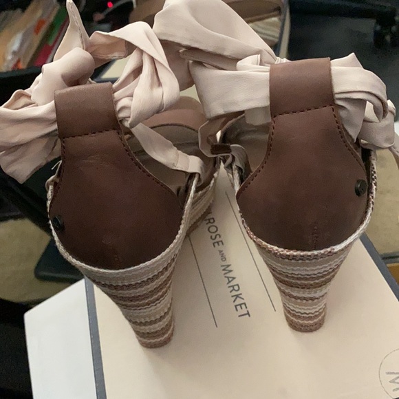 Beautiful UGG Ankle Strap Lace-Up Sandals - Picture 2 of 4